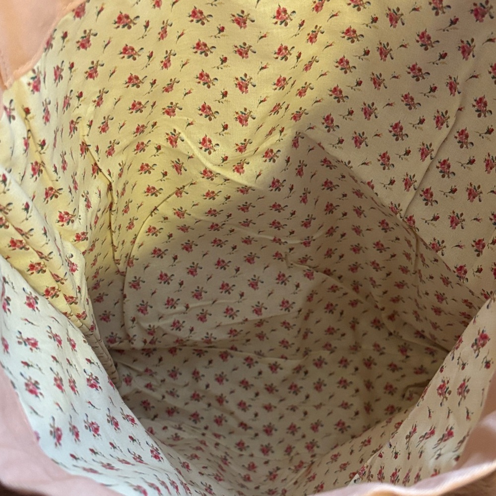 Gucci Peach Drawstring Pouch with Cream Ribbon - Picture 3 of 3